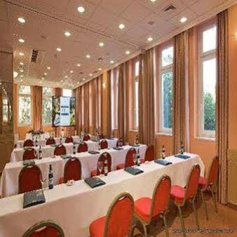 Hotel Patria เปตช์ ภายนอก รูปภาพ